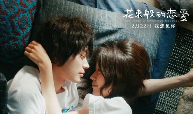 宽眼距又塌鼻梁的邓丽君，如何成为时代美人的？